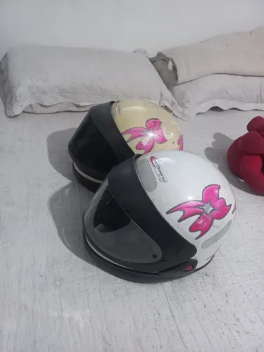 Vende-se 02 capacetes automático por 120 reais os 02