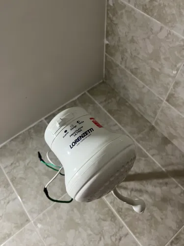 Chuveiro lorenzetti, somente com a mangueirinha instalada