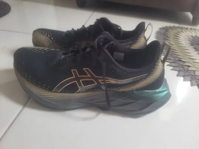 Tênis asics novablast 4 platinum