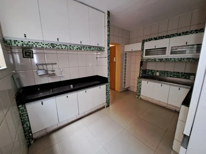 Casa com 3 quartos/suítes no bairro José Bonifácio, ambientes amplos, terreno com 6x50.