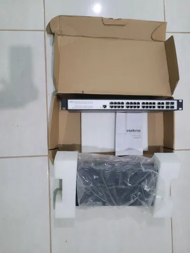 Switche Intelbras 24 portas Gigabit + 4 portas RJ45 + 4 portas Gbit