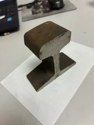mini bigorna trilho de trem com aporx 3 a 4cm de espessura