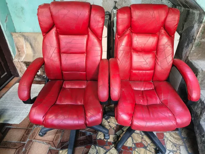 Vendo 2 cadeiras vermelha de escritório de couro