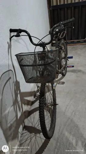 Bicicleta com cestinha , garupa e apoio para os pés