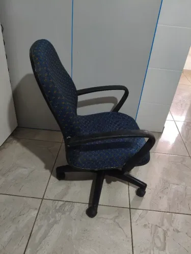 Cadeira de rodinhas com apoio de braço, precisa  trocar o pistão