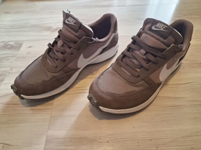 Nike Waffle Debut FJ4195-201, edição exclusiva de importados.