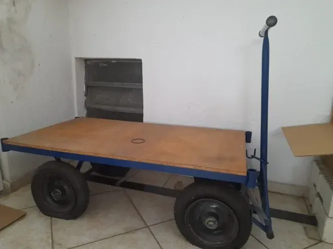 carrinho de carga tipo vagão.