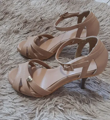 Sandália Carmen Steffens pouco usada, tamanho 35
