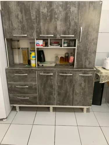 Armário de pé com quatro compartimentos