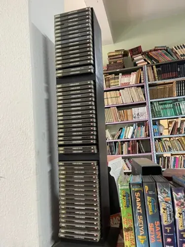 Coleção 50 CDs + 50 jornais + suporte A musica do seculo da Caras