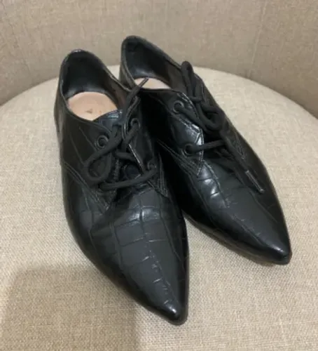 (TAM: 34) Sapato Preto Social Bico Fino Croco