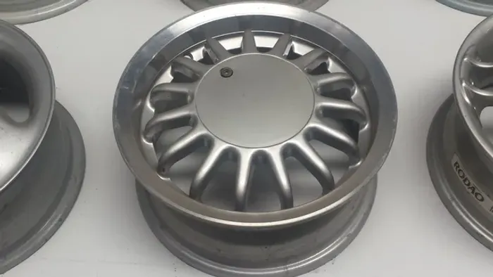 Roda aro 13 Binno aranha I prata com borda diamantada Ford ka jogo 