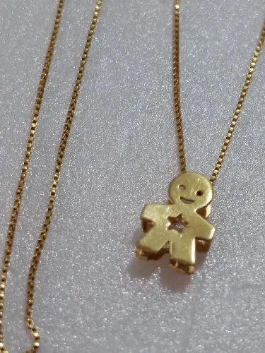 Colar em ouro amarelo com pingente de menino tipo gargantilha