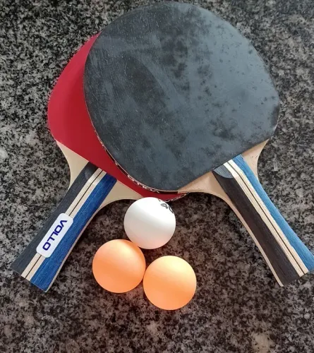 Kit Tênis de Mesa 2 Raquetes + 3 Bolas Vollo Leisure.