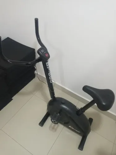 Bicicleta ergométrica Saimet BP-880. Painel de controle e ajuste de carga.