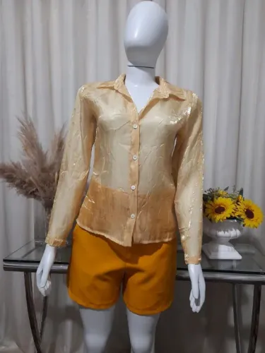 Camisa feminina em nylon metalizado na cor amarelo queimado, amassado, transparente