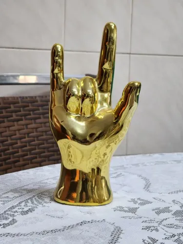 Escultura mão rock dourada