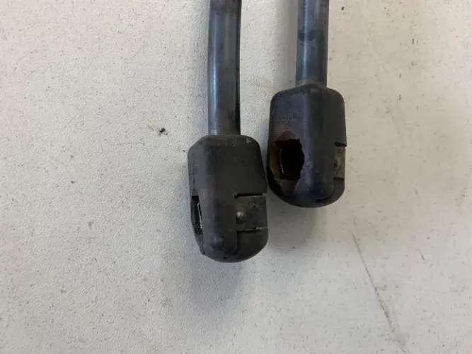 Par de amortecedor da mala Renault Sandero 2008 2013