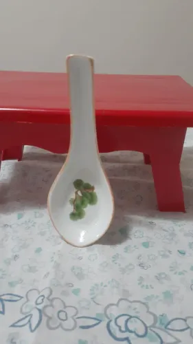 Colher de louça com 12 cm...