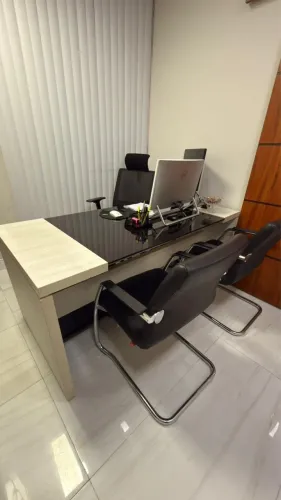 Vendo mesa e armário de escritório super novos, móveis primeira linha. 