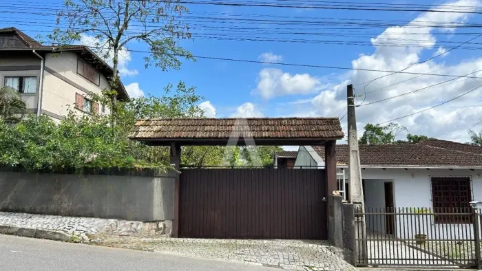 Terreno à venda no bairro Bom Retiro em Joinville, por R$ 690.000,00.