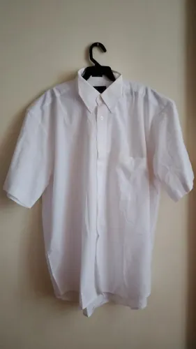 Camisas branca e preta tamanho médio 