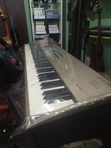 O Kurzweil SP-88- piano eletrico + capa+ suporte+ pedal de sustain