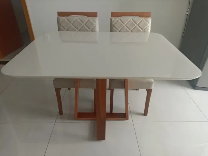 Mesa de Jantar Moderna com Design Elegante madeira