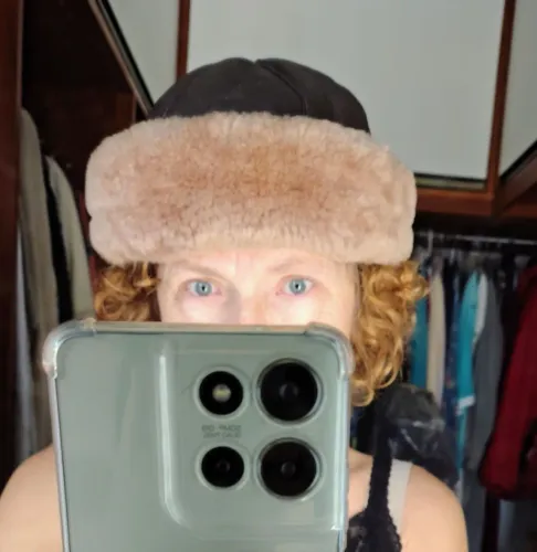 Gorro de pele de carneiro e couro feminino