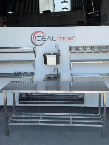 Bancada de inox para apoio de acessórios e trabalho dentro de cozinha industrial