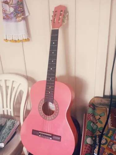 Violão rosa 