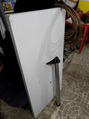 Mesa de parede em fórmica 
