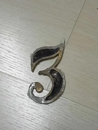 Número 3 de metal altura 10cm 