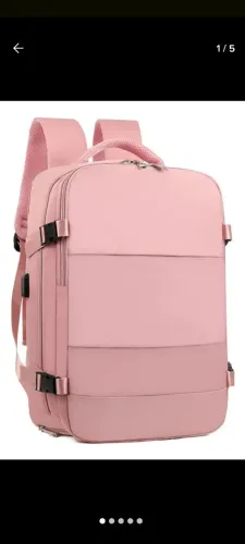 Mochila de viagem rosa com design moderno