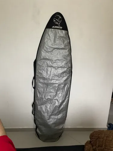 Vendo prancha de surf completa e com capa de proteção