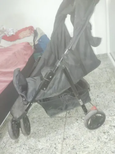 Carrinho de bebe ta novo 1 mes de uso so prescisar lavar pois estava guardado