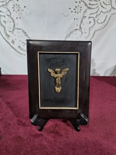 Antigo quadro em jacarandá com detalhes de osso e anjo de bronze