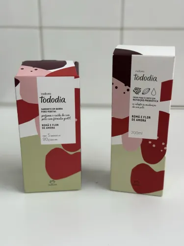 Kit sabonete e hidratante flor de amora e roma