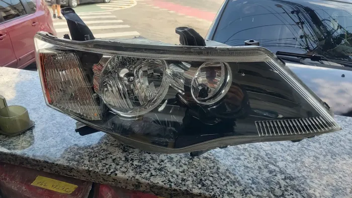 Farol da Mitsubishi Outlander