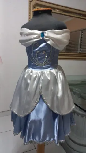 FANTASIA PRINC/ CINDERELA, VESTIDO EM CETIM AZUL E BRANCO BORDADO TAMANHO 4 a 6 ANOS.