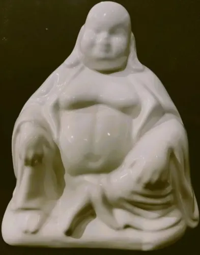 Belíssima escultura de Buda Cerâmica branca vitrificada ricas em detalhes *Descrição