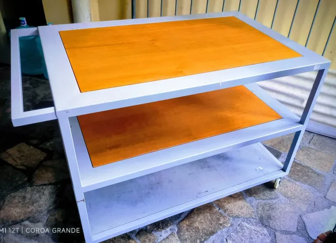 Bancada de trabalho com prateleiras e rodizios