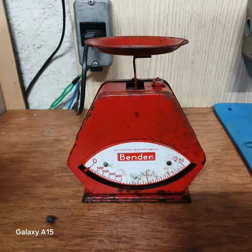 Vendo essa balança antiga de 2 kilos raridade 