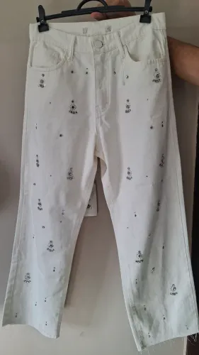 Calça Jeans Branca com Detalhes em Strass