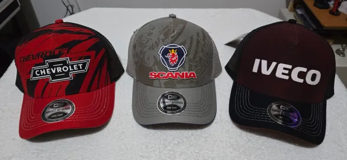 Bonés da Chevrolet, Iveco e Scania de tela 