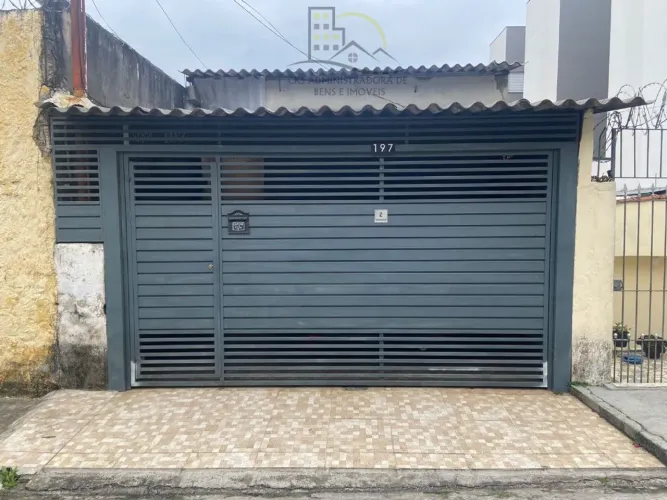 Sobrado a venda com 2 casas contruidas 3 domitórios, 2 banheiros, perdo do shopping Arican