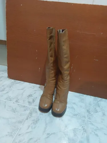 Botas de cano alto marrom