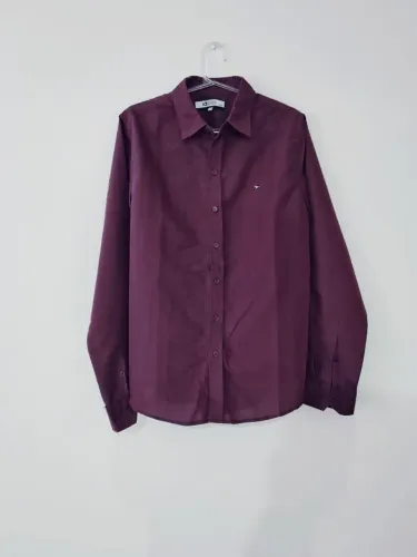 Camisa social, semi nova, manga longa cor vinho marca Viv Leroa