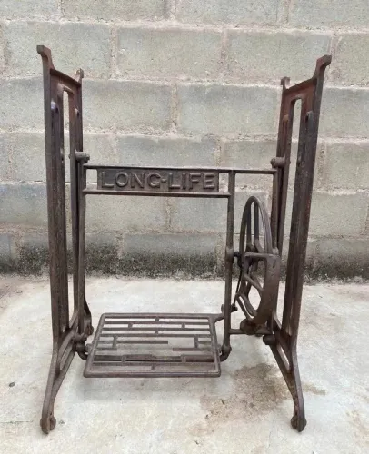 Base de Máquina de Costura Antiga 'Long Life' - PARCELO NO CARTÃO