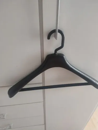 Cabide plastico preto